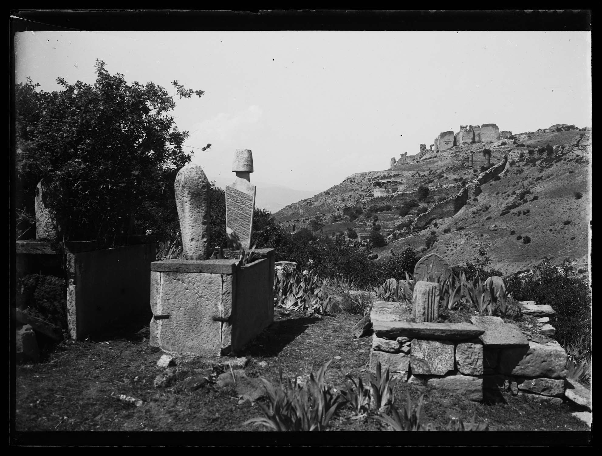 Cimetière auprès du tombeau de Melek Ghazi